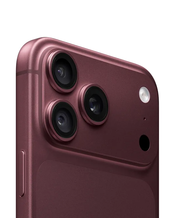 iPhone 18 Pro en burgundy, primer plano del sistema de cámaras trasero